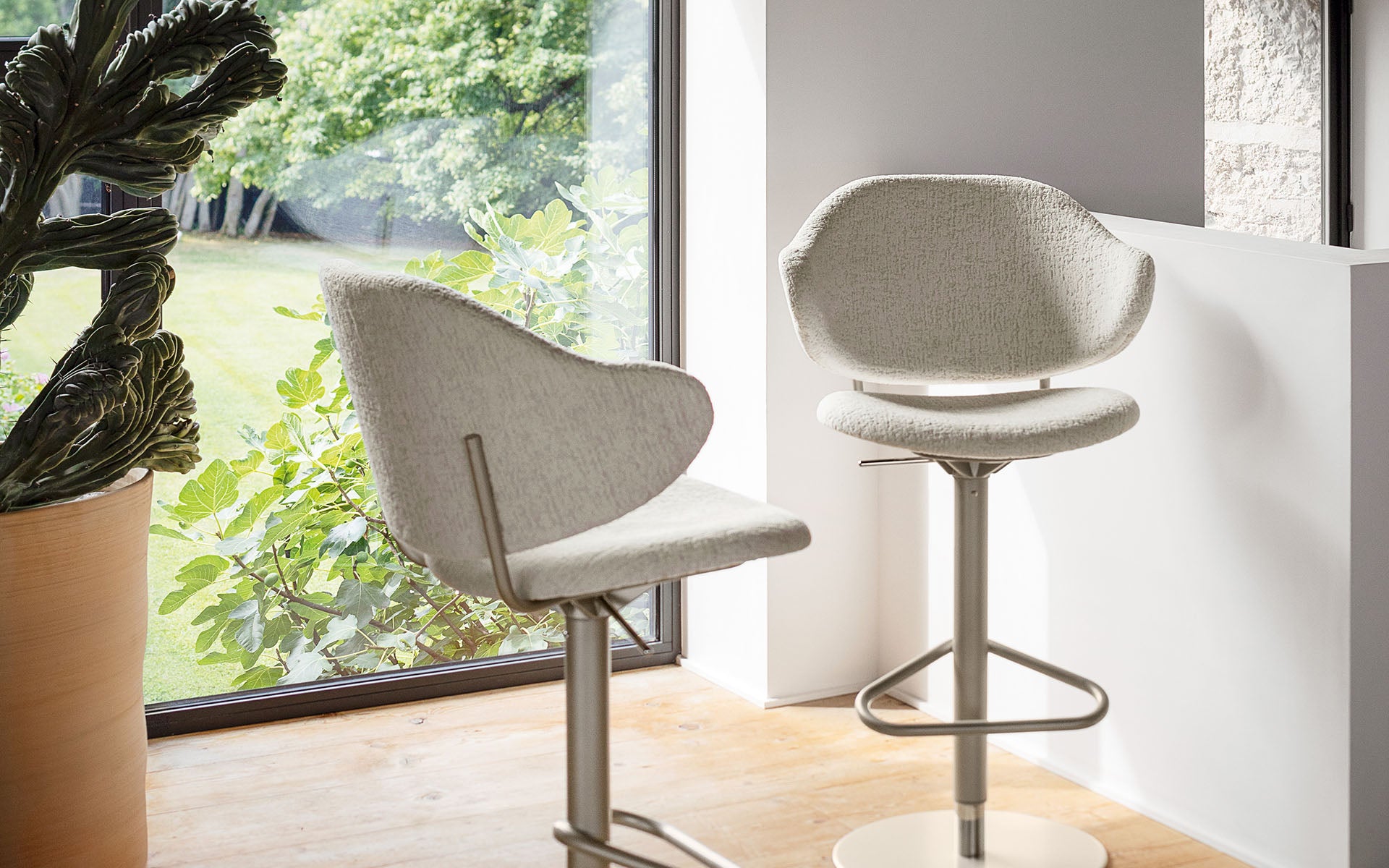 Calligaris Holly CS2231 swivel bar stool, room setting