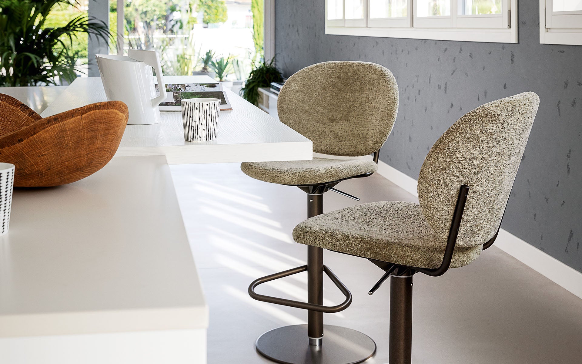 Calligaris Inès CS2228 swivel bar stool, room setting