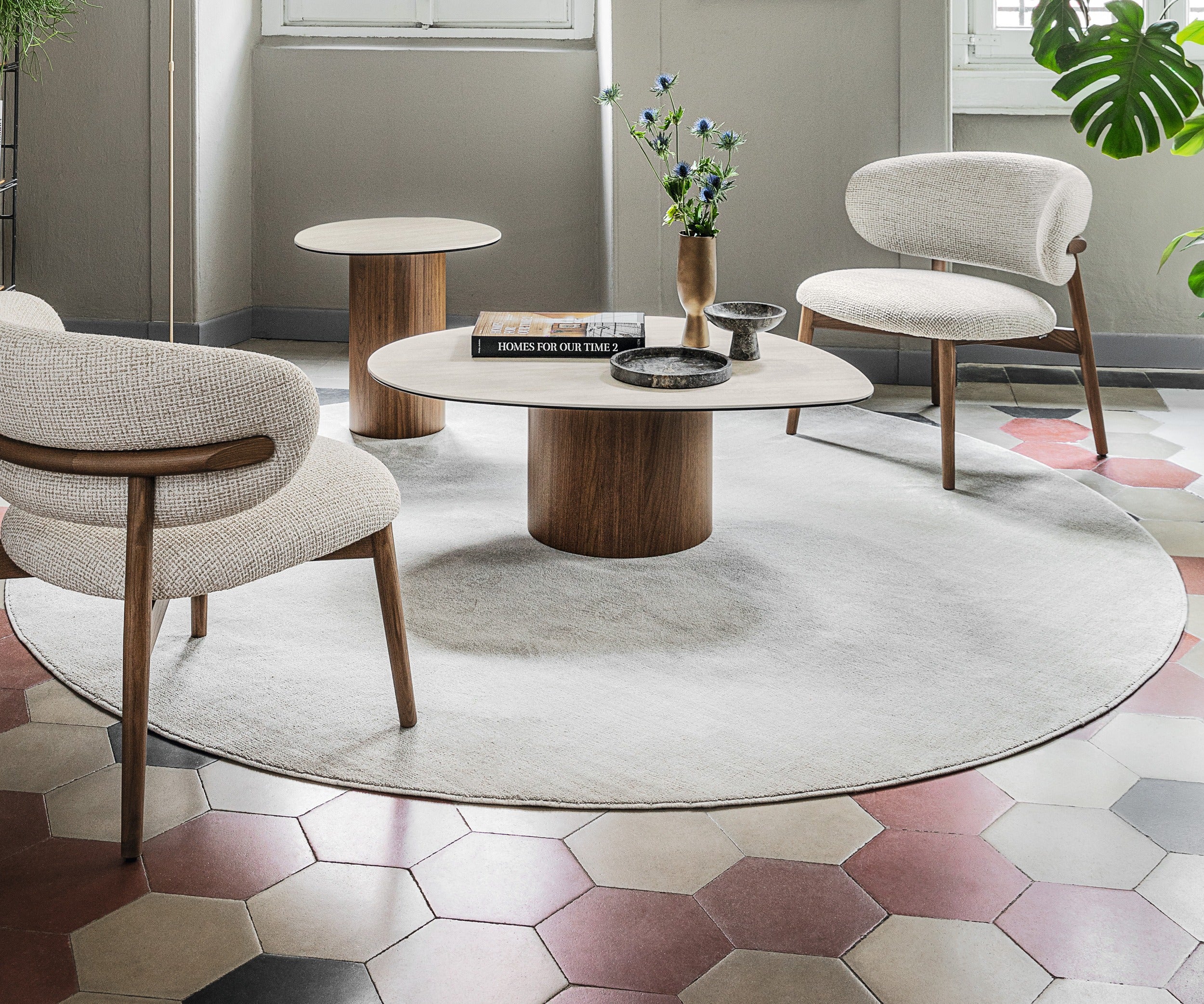Madison round rug by Calligaris under a coffee table and two lounge chairs