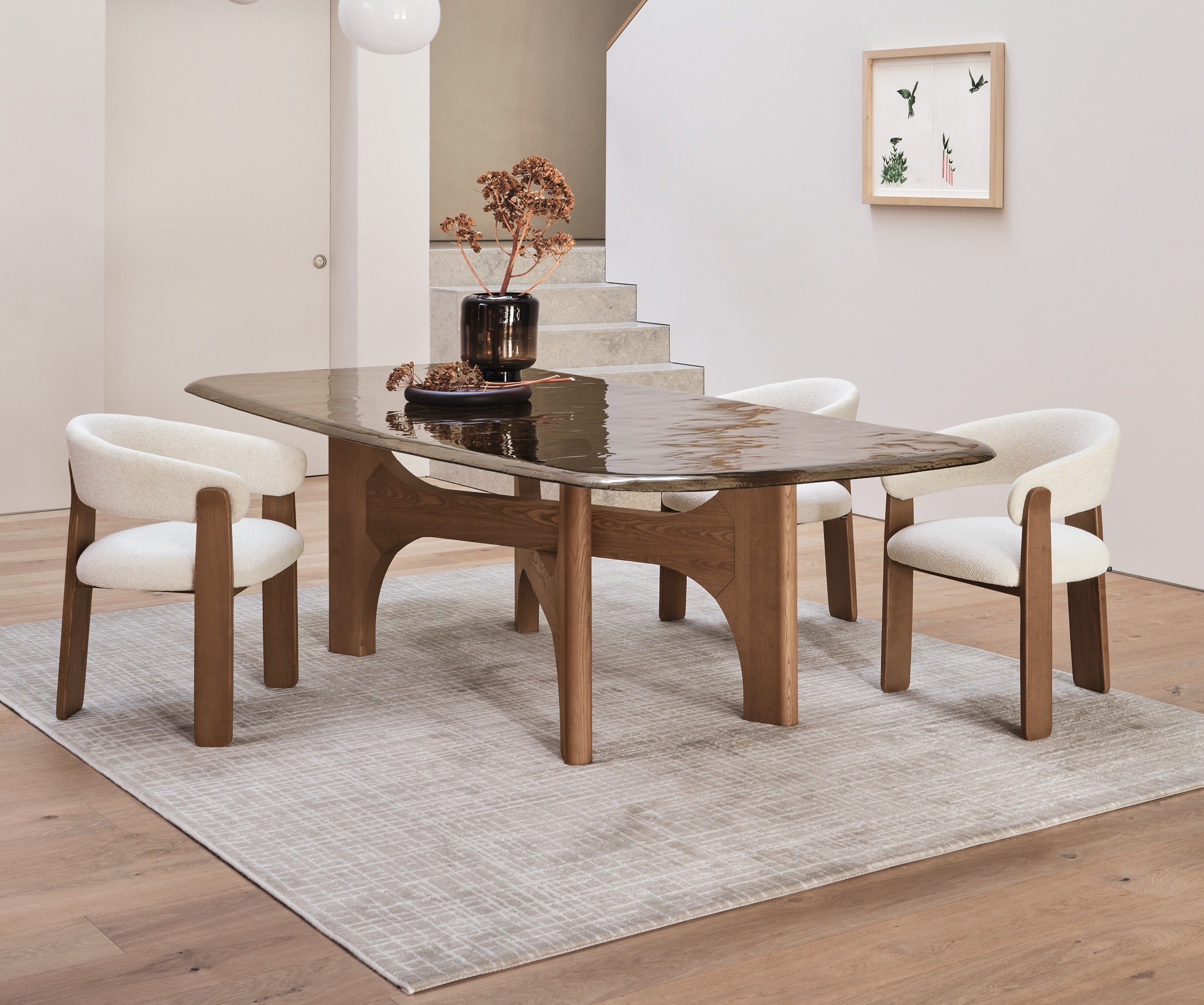 Nazca rug by Calligaris under a glass-top dining table with four upholstered chairs