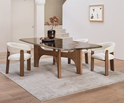 Nazca rug by Calligaris under a glass-top dining table with four upholstered chairs