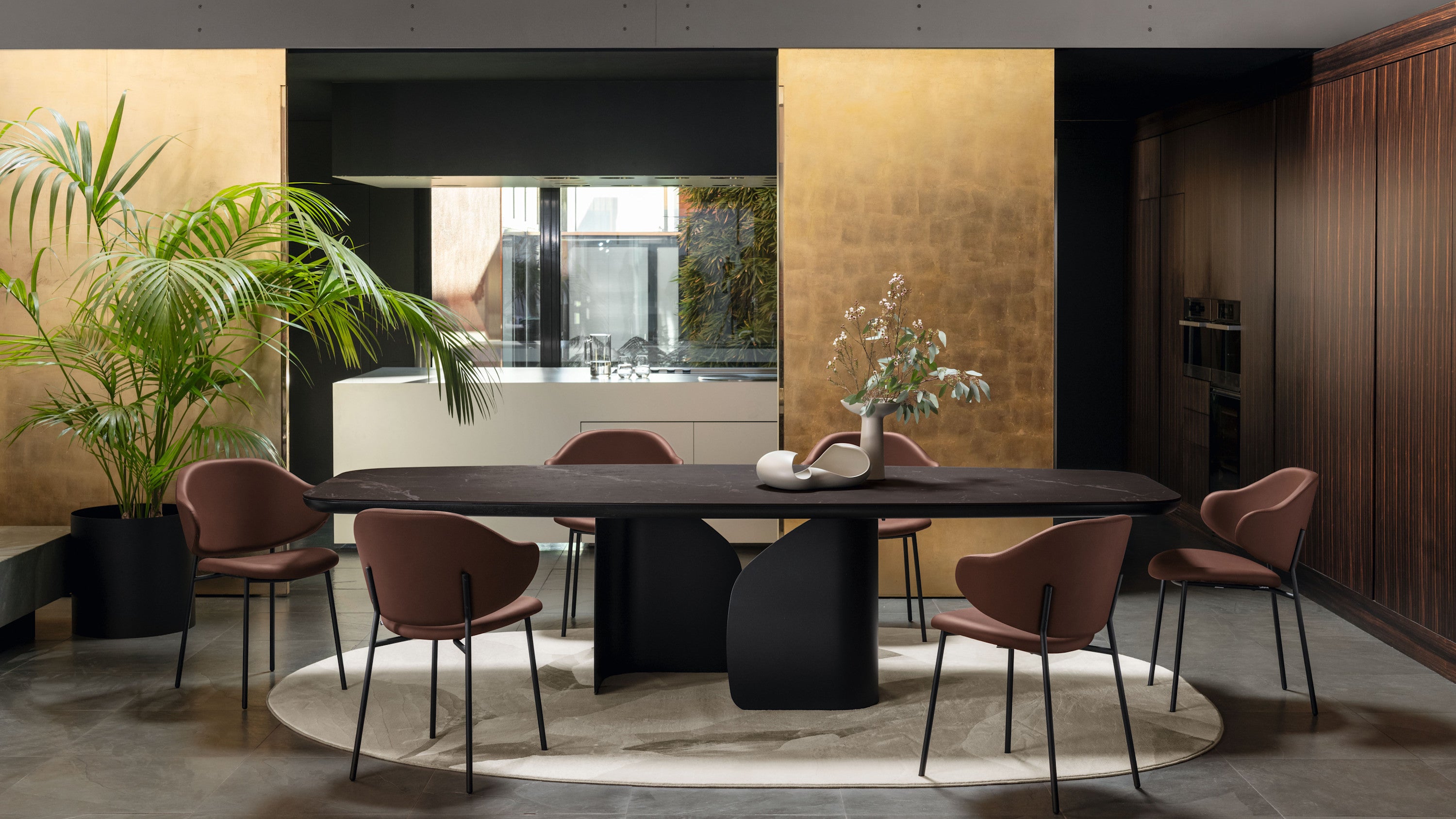 Nest rug by Calligaris under a dark rectangular dining table with brown chairs