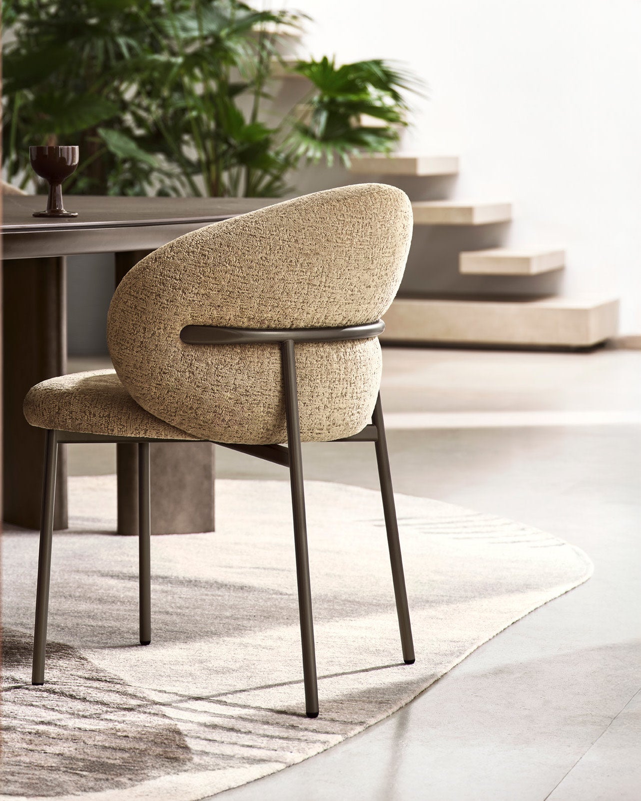 Close-up of the Ombra rug by Calligaris under an upholstered dining chair