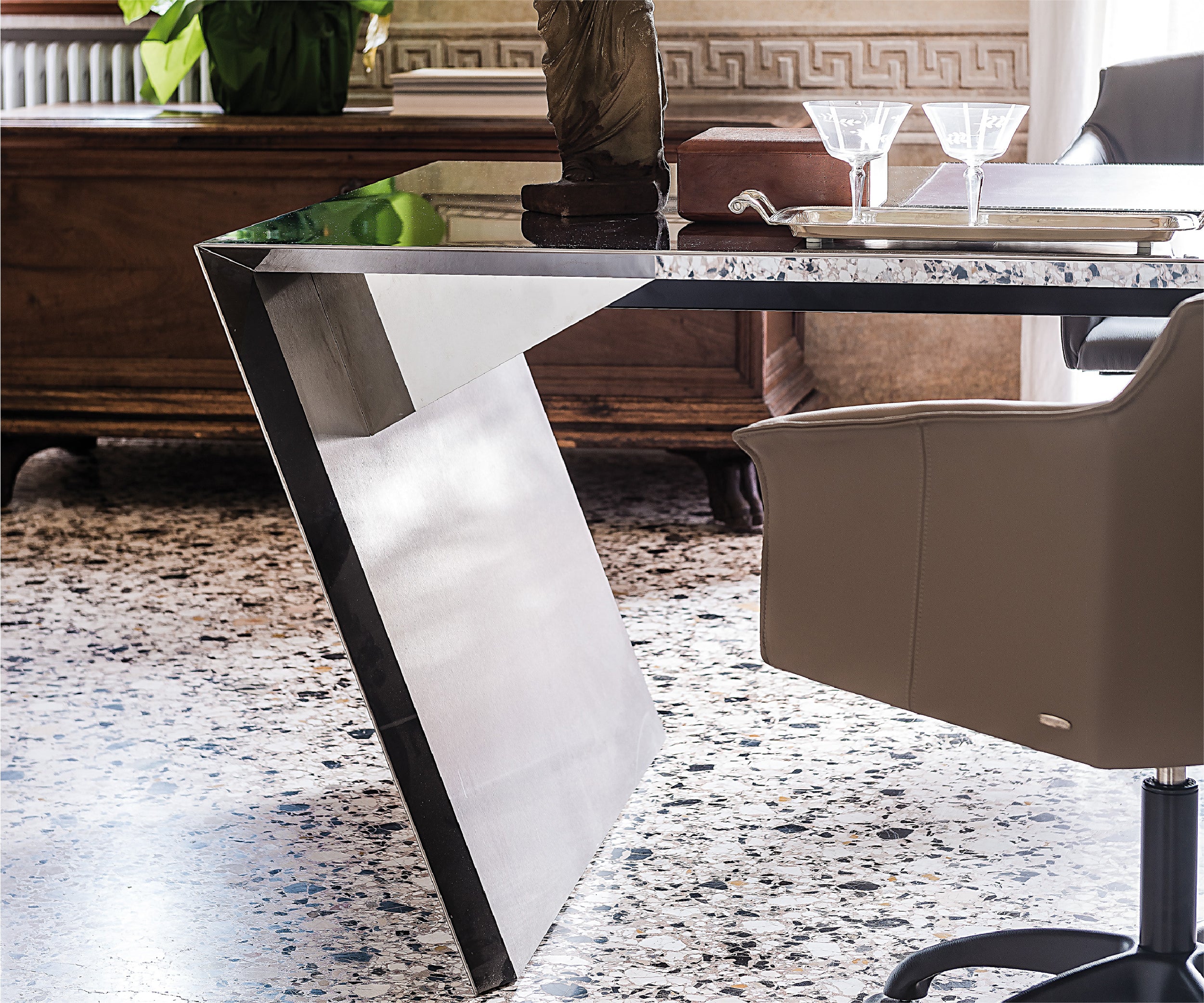 Vecta Desk Desks